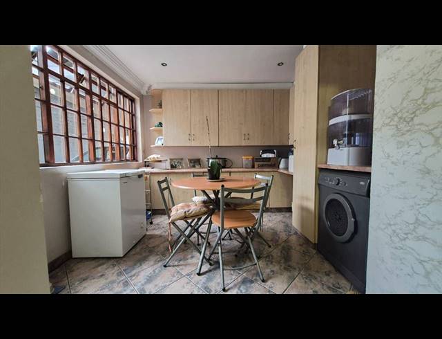 3 BEDROOM APARTMENT FOR SALE IN ASTON MANOR